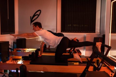 REFORMER PILATES FOR PEOPLE WITH SCOLIOSIS (LENGTHEN TIGHT SPOTS